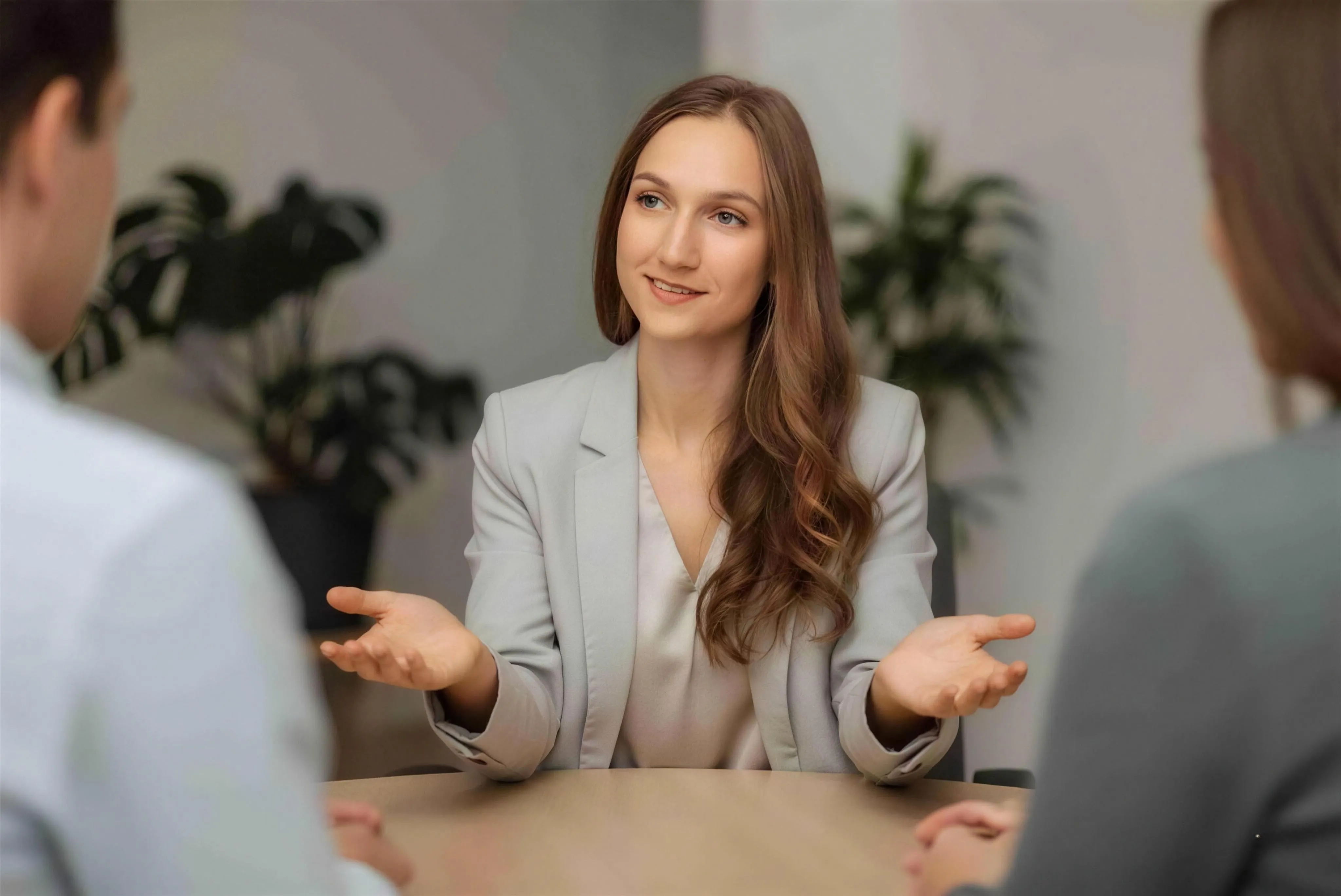 Rita Pichlhöfer in conversation with two people at a round table
